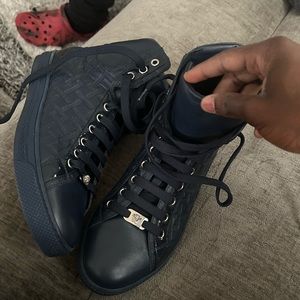 I’m selling a these Versace shoes